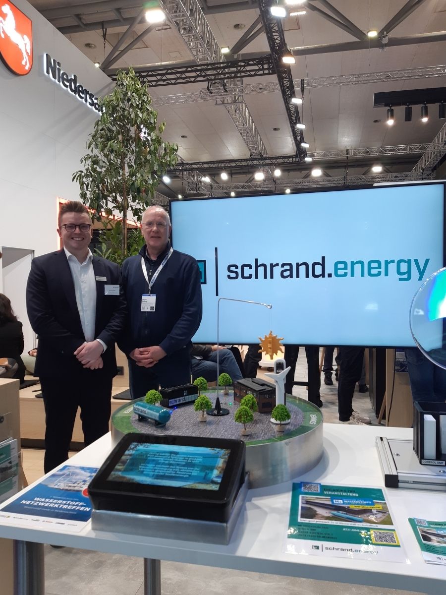 Lennart Lohausvon Schrand energy und Martin Hellwig vom Wasserstoffnetzwerk Leine-Weser auf der HannoverMesse 2026 Lennart Lohausvon Schrand energy und Martin Hellwig vom Wasserstoffnetzwerk Leine-Weser auf der HannoverMesse 2026